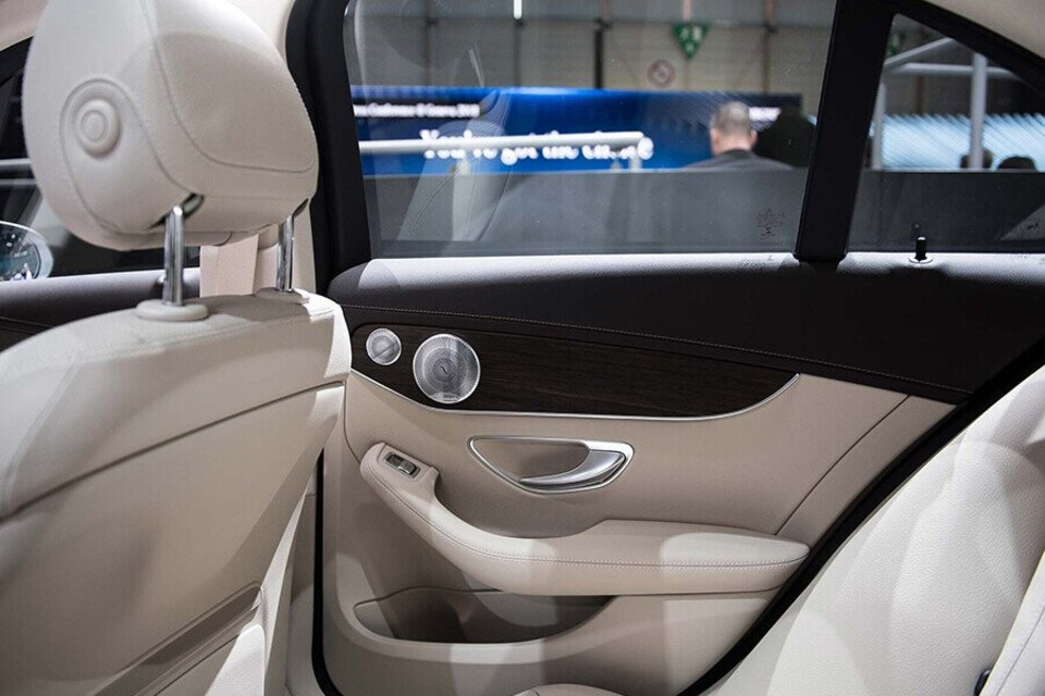 Khe đễ đô bên hông cửa