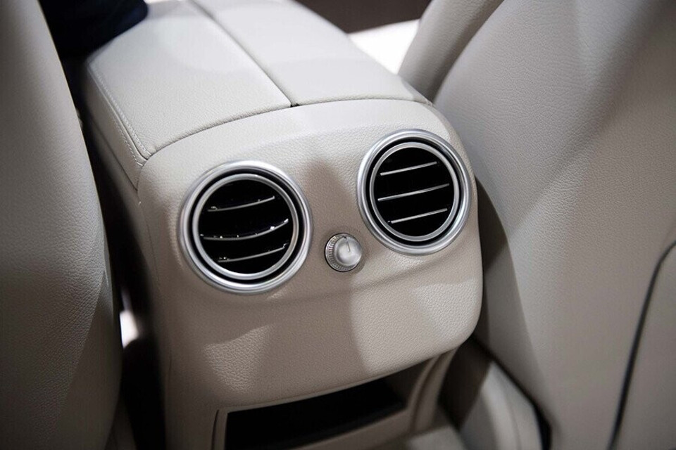 Hệ thống điều hòa hàng ghế sau