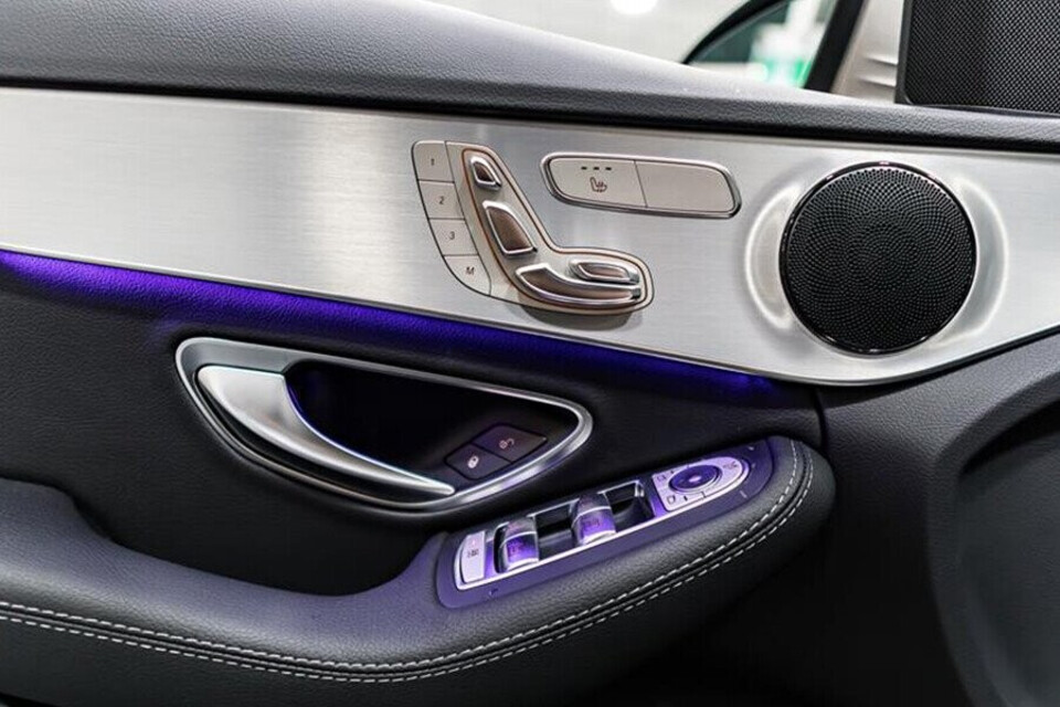 Phím điều khiển tích hợp bên cửa