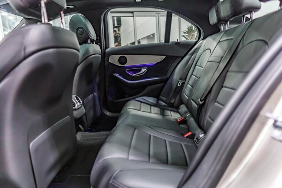 Hàng ghế sau rộng rãi