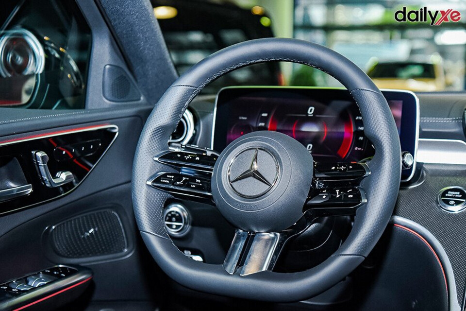 Xe sử dụng vô lăng 3 chấu D-cut thể thao cực kỳ đẹp mắt