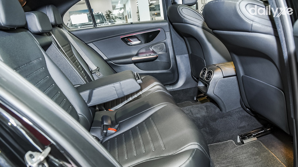 Ghế sau rộng rãi và thoải mái để chân