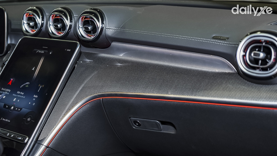 Cabin được thiết kế sang trọng hơn hẳn bằng các vật liệu đắt tiền như ốp gỗ