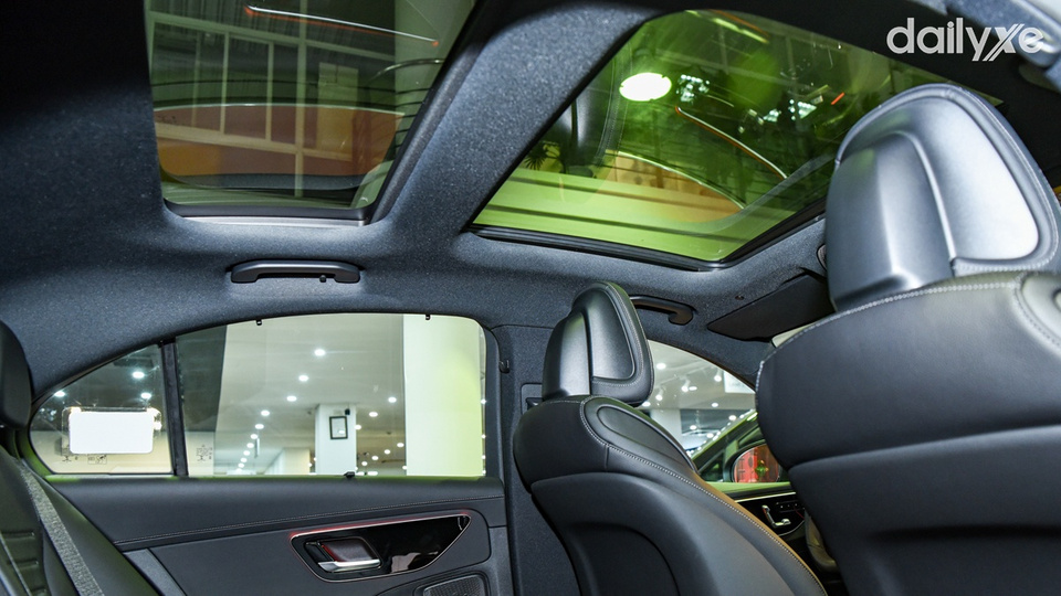 Thoáng đãng hơn nhờ hệ thống cửa sổ trời Panoramic