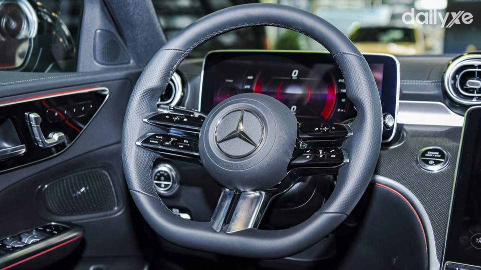 Vô lăng ba chấu được bọc da êm ái