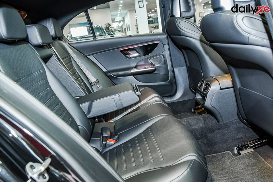 Hàng ghế sau rộng rãi