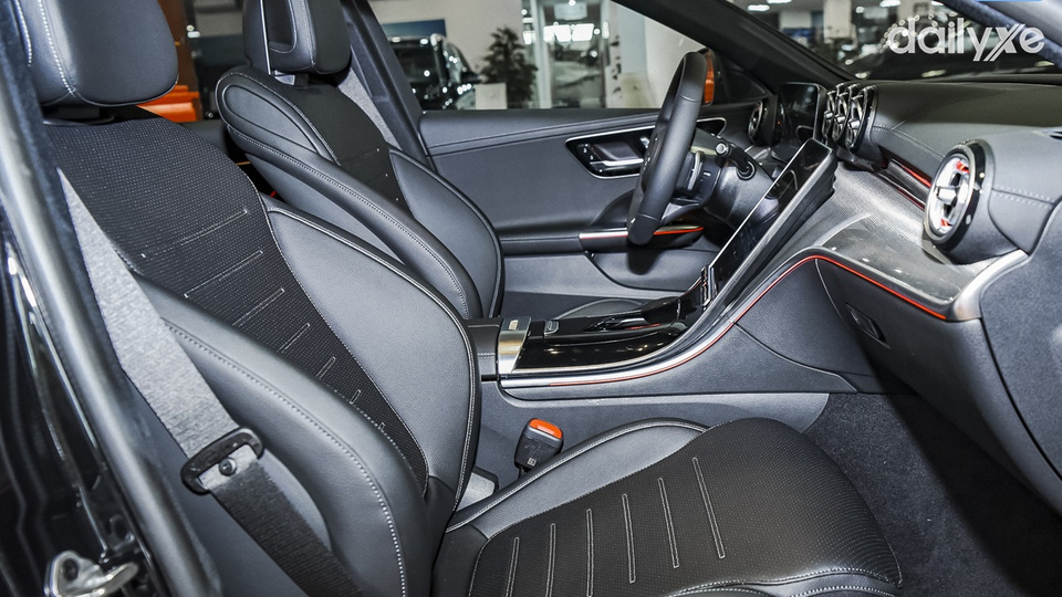 Ghế ngồi bọc da cao cấp êm ái