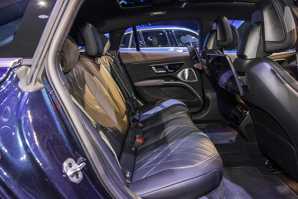 Hàng sau rộng rãi