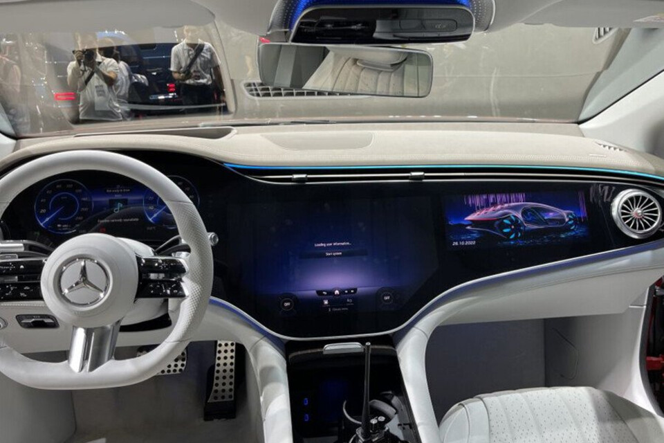 Phía sau tay lái màn hình sắc nét