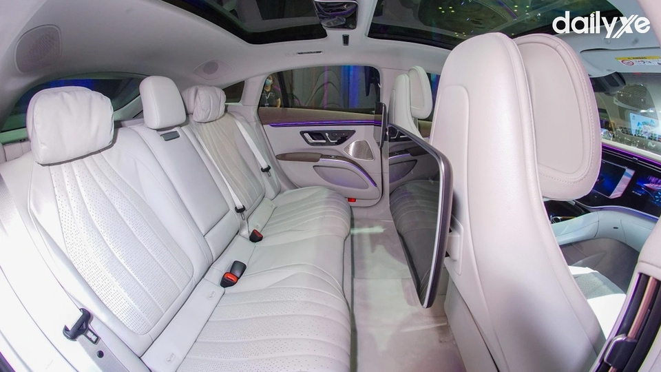 Hàng ghế sau trang bị nhiều tiện nghi nâng cao trải nghiệm