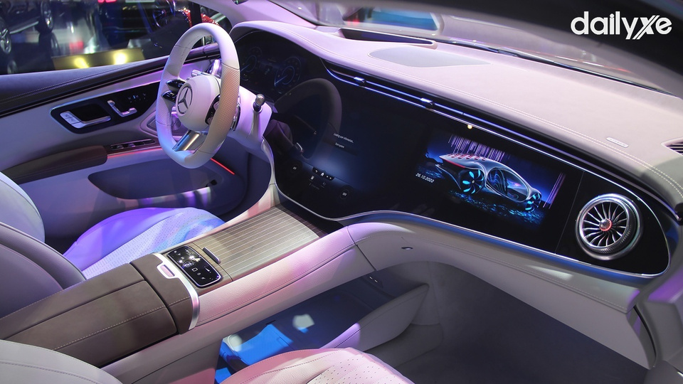 Cụm màn hình lớn thiết kế hơi hướng tương lai là điểm sáng giá