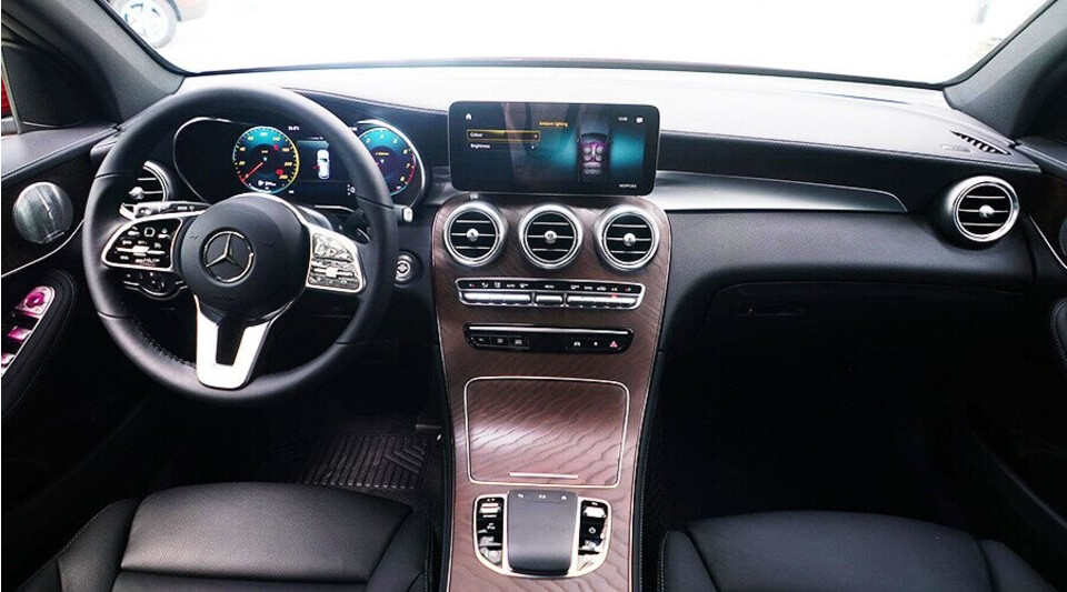 Mercedes GLC 200 đã được trang bị khoang nội thất tinh xảo với các vật liệu cao cấp