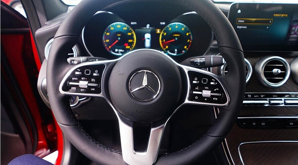 Tay lái thiết kế sang trọng tích hợp nút bấm