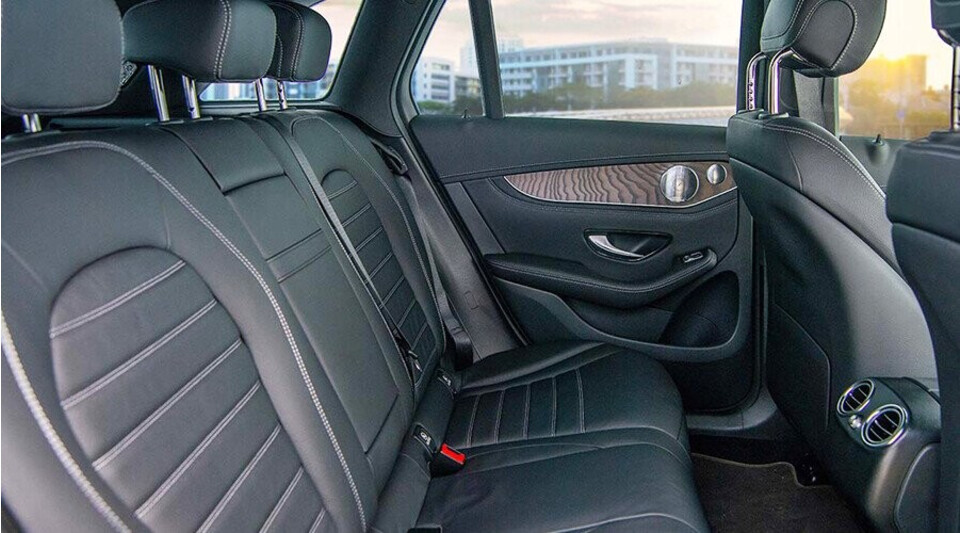 Hàng ghế sau rộng rãi