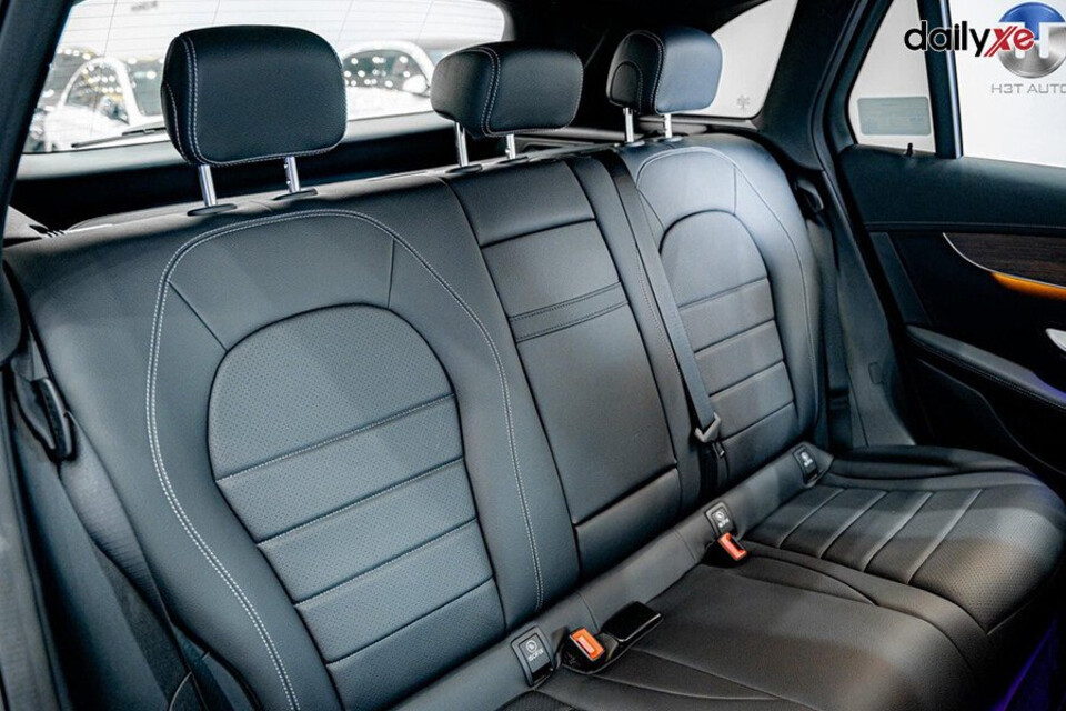 Hàng ghế sau rộng rãi