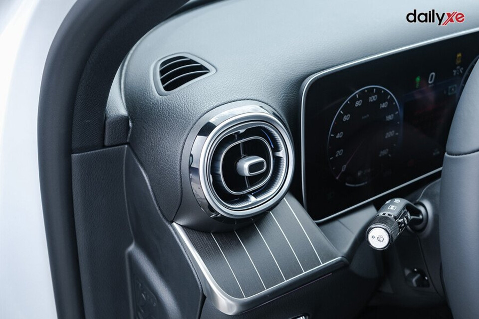 Trang bị cửa gió điều hòa ghế lái