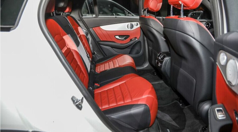 Hàng ghế sau thiết kế rộng rãi Hàng ghế sau thiết kế rộng rãi