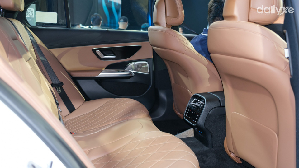 Hàng ghế sau rộng rãi