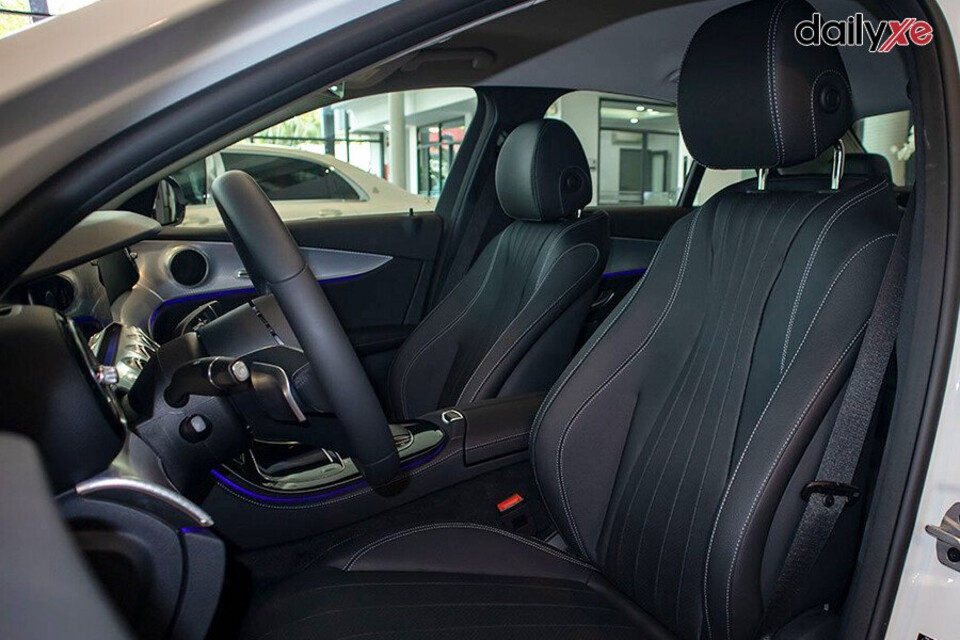 Hàng ghế trước thiết kế rất đẹp, ôm thân người ngồi