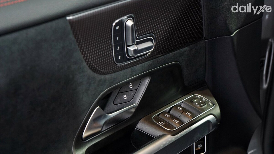 Hàng ghế trước có điều chỉnh hướng ngồi điện điện và nhớ vị trí ngồi