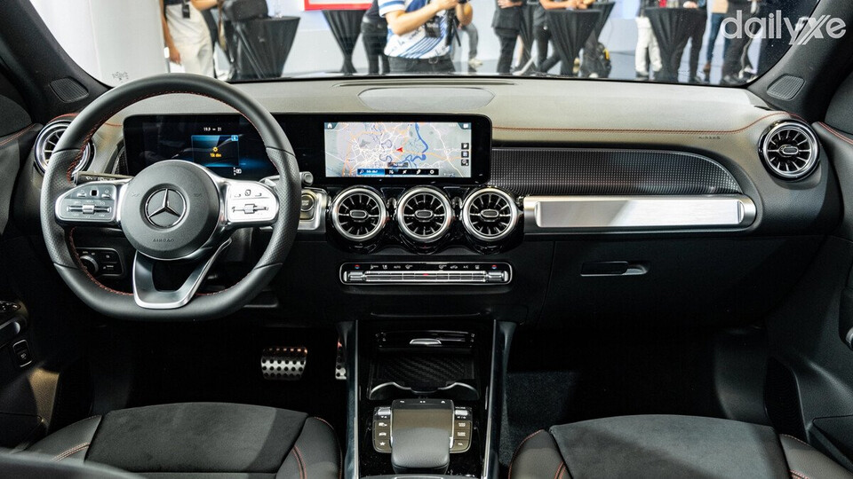 Khoang nội thất vô cùng rộng rãi và nhiều tiện nghi hiện đại