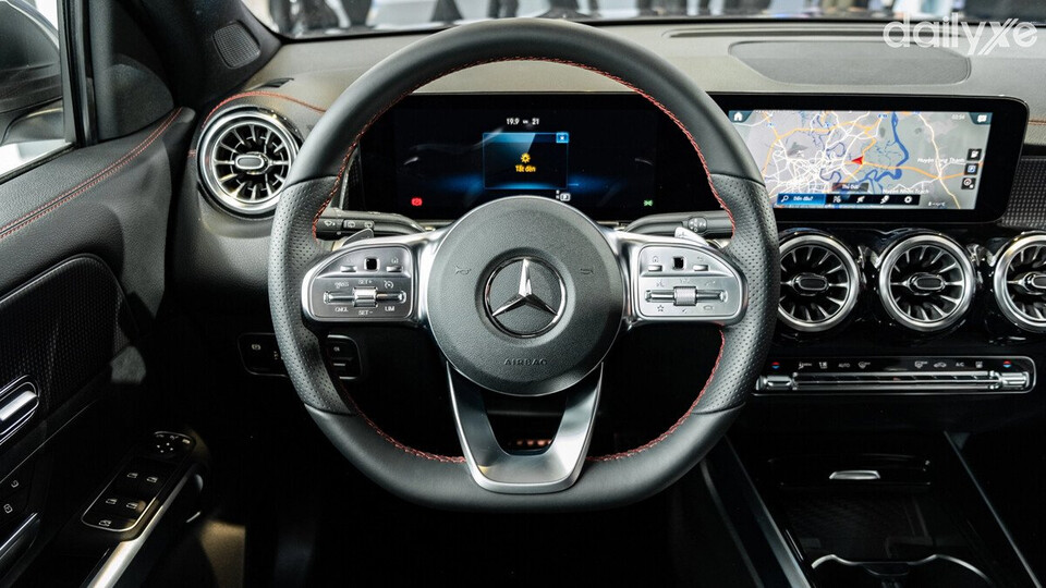 Vô lăng bọc da mang đến cảm giác êm ái khi cầm nắm