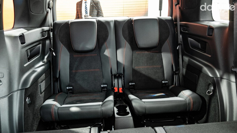 Hàng ghế thứ 3 thoải mái cho hai người ngồi