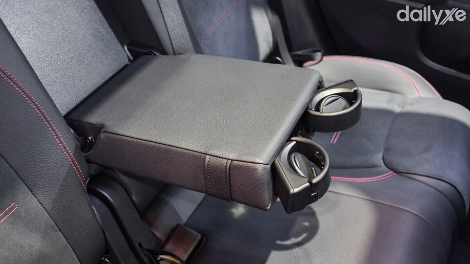 Tựa tay tích hợp giá đựng cốc đặt ở giữa