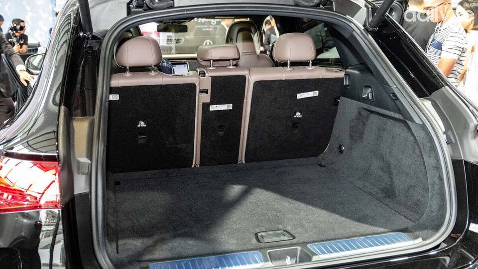 Khoang hành lý rộng rãi tiện lợi cho người dùng chứa hành lý và đồ đạc