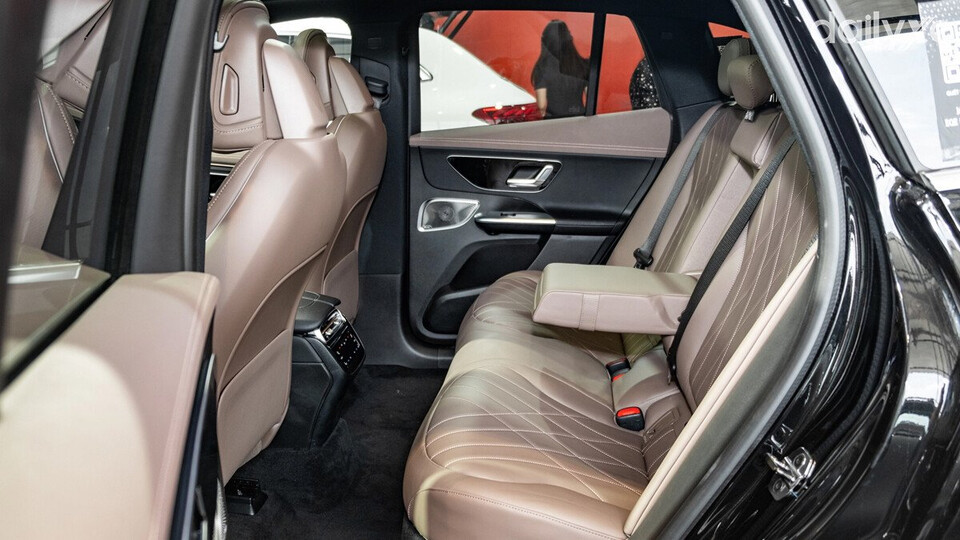 Hàng ghế sau rộng rãi