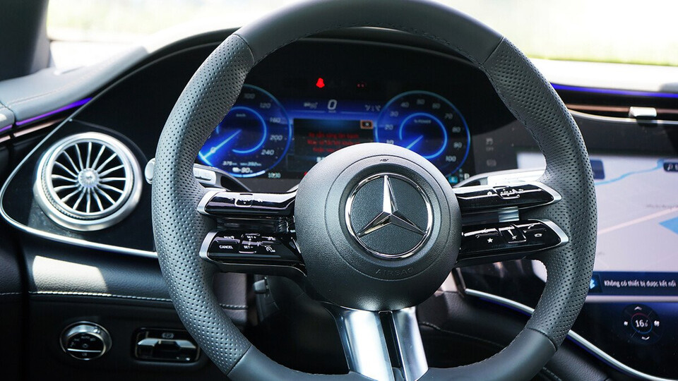 Vô lăng Mercedes EQS 500 4MATIC được bọc da cao cấp