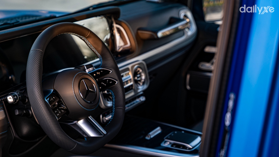 Vô lăng bọc da tạo cảm giác êm ái khi cầm nắm