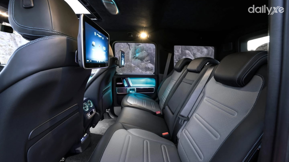 Hàng ghế sau trang bị tiện nghi hiện đại