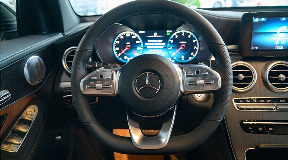 Vô-lăng 3 chấu thể thao cũng được trang bị đầy đủ các nút bấm điều khiển