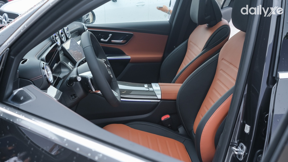 Ghế ngồi bọc da êm ái và thoải mái