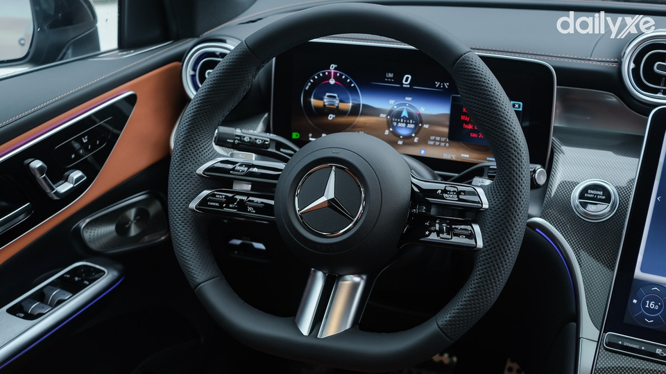 Vô lăng bọc da tạo cảm giác êm ái khi cầm nắm