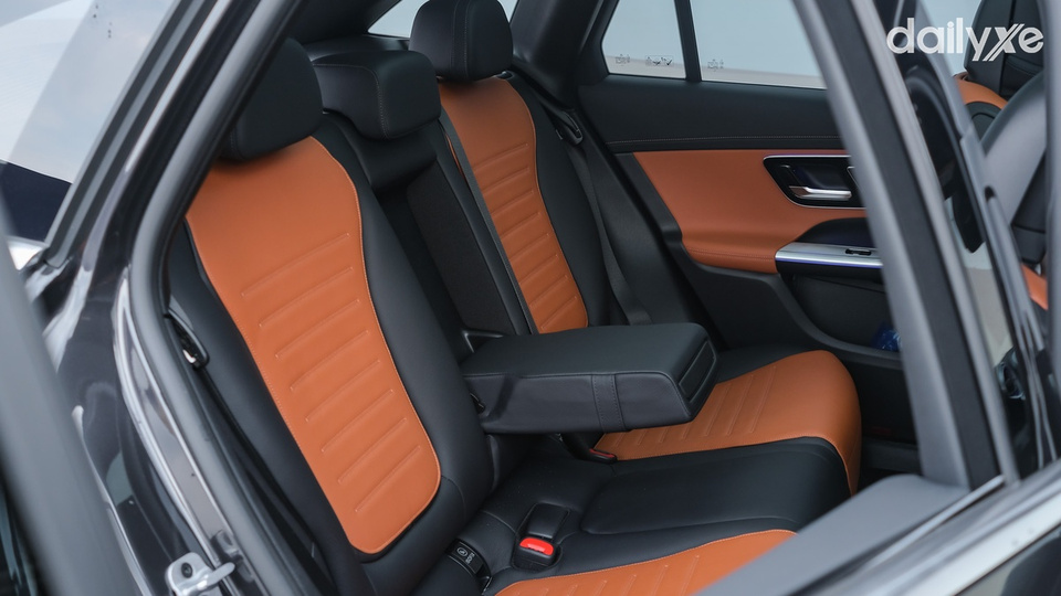 Hàng ghế sau trang bị nhiều tiện nghi