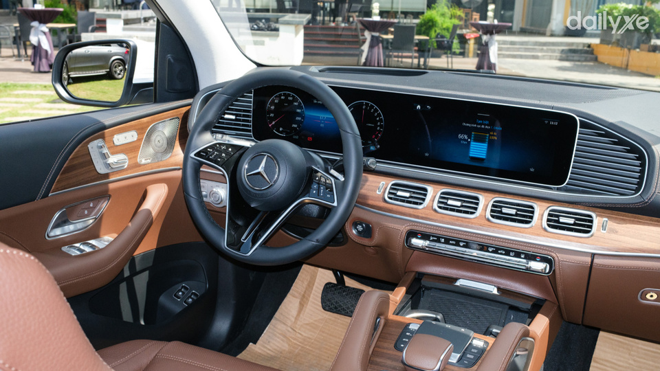 Nội thất xe sang trọng với nhiều tiện nghi bậc nhất