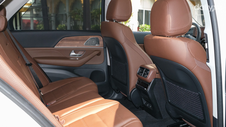 Hàng ghế sau rộng rãi