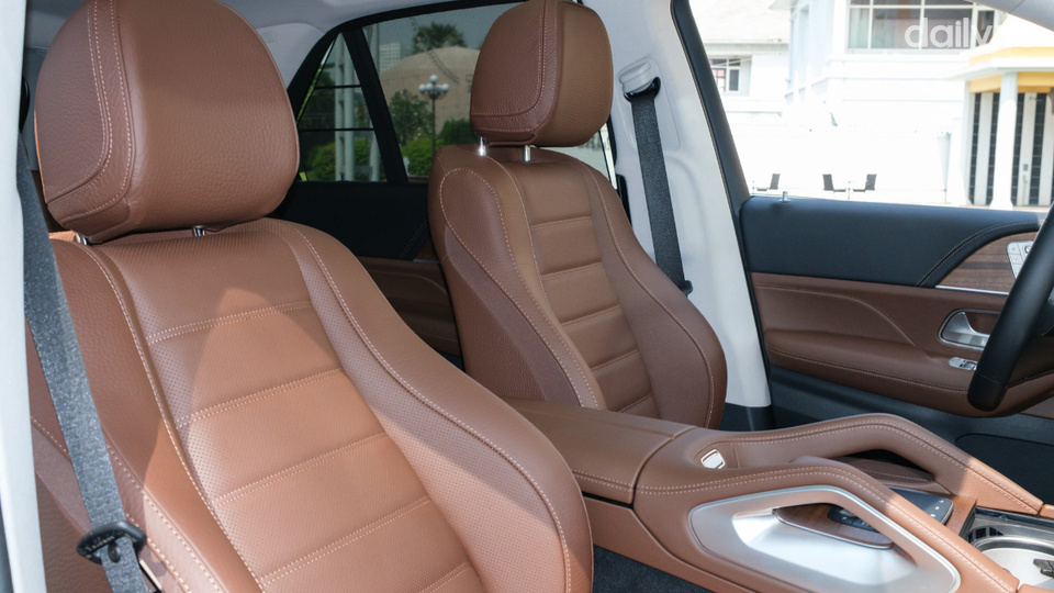 Toàn bộ ghế ngồi được bọc da Nappa cao cấp