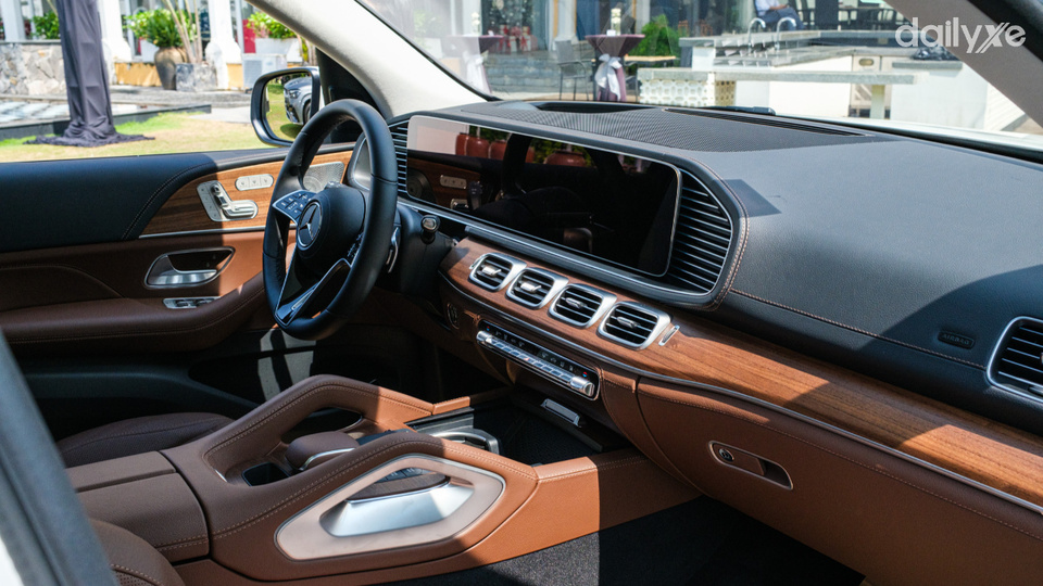 Nội thất sáng bóng kết hợp cùng ốp gỗ walnut hoàn thiện tự nhiên