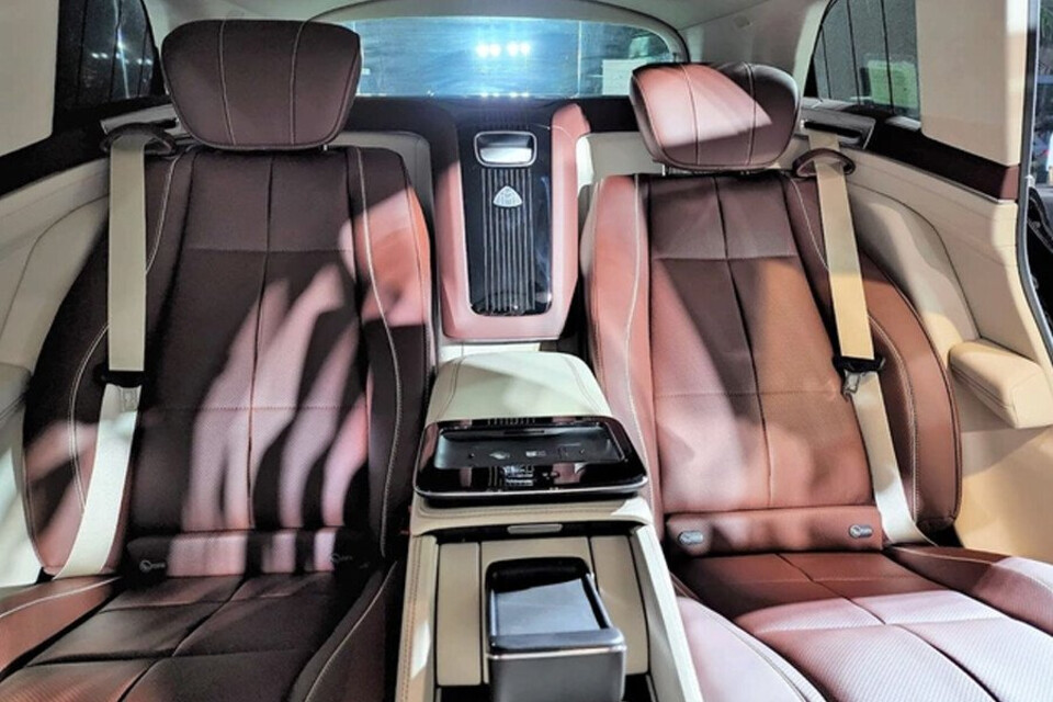 Hàng ghế sau rộng rãi trang bị nhiều tiện nghi