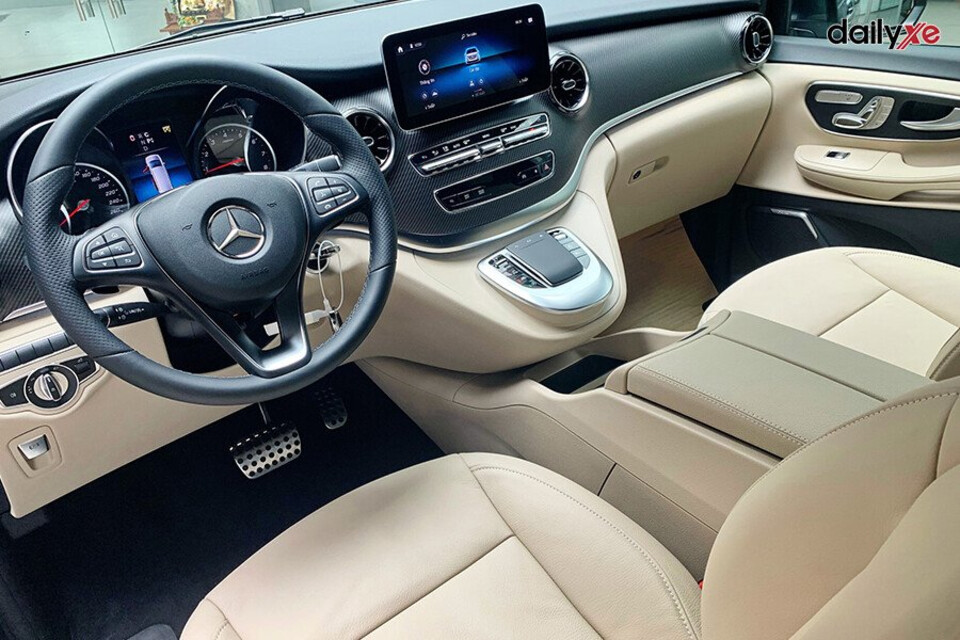 Mercedes V-Class trang bị tất cả ghế ngồi bọc da êm ái, ghế người lái và hành khách phía trước điều chỉnh điện