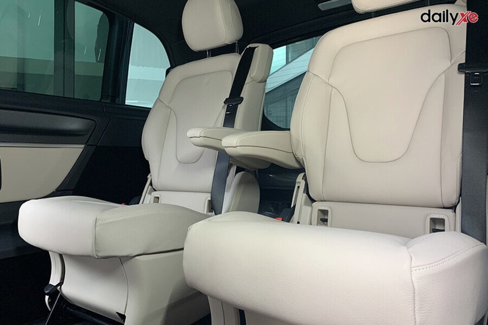 Phiên bản V250 Luxury có hàng ghế thứ 3 với 3 ghế, thiết kế ghế ngoài cùng bên phải có thể xếp gọn