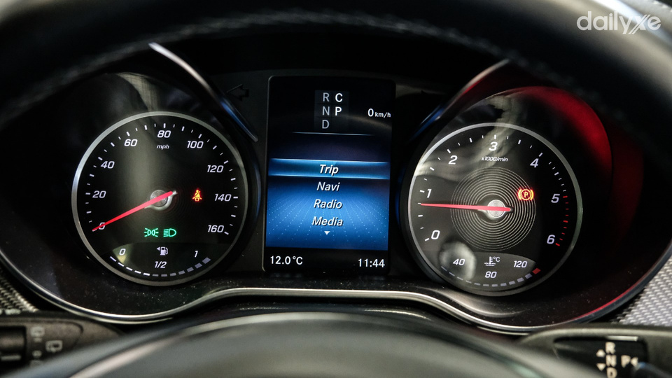 Cụm đồng hồ sau vô-lăng sử dụng màn hình hiển thị sắc nét