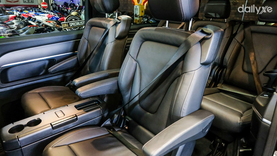Toàn bộ ghế ngồi đều được bọc da cao cấp