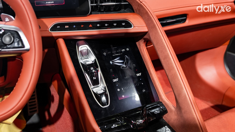 Cần số điều khiển bằng nút bấm cùng màn hình phụ điều chỉnh điều hòa