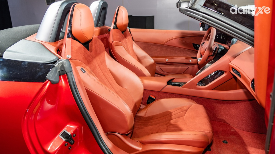 Cấu hình xe 2 chỗ ngồi với ghế thể thao hình chữ Y