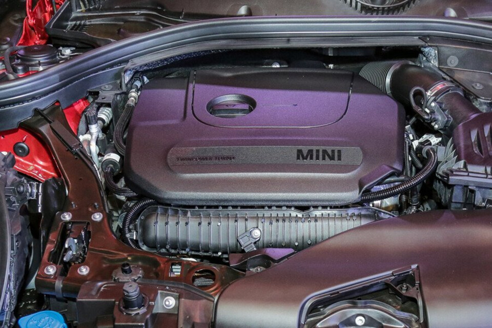 MINI Clubman sử dụng khối động cơ MINI TwinPower Turbo có tùy chọn hệ dẫn động bốn bánh ALL4