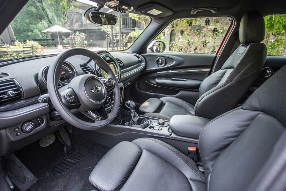 Nội thất tinh tế của MINI Clubman sử dụng các vật liệu cao cấp